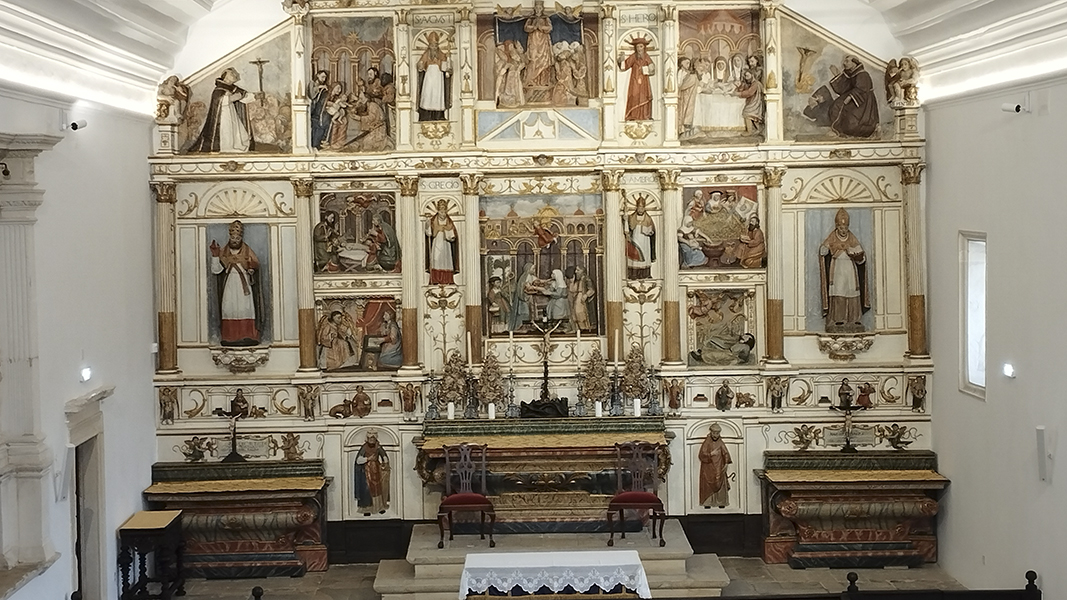 A igreja da Misericórdia de Tentúgal é do séc. XVI e em estilo renascentista. 
                      <br>É uma igreja invulgar, porque a zona do Presbitério é sobrelevada, como se fosse um palco e na sua testeira tem um magnífico Retábulo policromado, todo esculpido em calcário, proveniente das pedreiras  de Portunhos e Ançã.
                      <br>É um Retábulo catequético e a sua função é dar a conhecer ao Povo algumas cenas Bíblicas.
                      <br>Sem o apoio financeiro do Fundo Rainha Dona Leonor, este Retábulo, com mais de quatrocentos anos e da autoria de Tomé Velho da Lamarosa, teria ruído, pois estava muito debilitado e cheio de fissuras e desligado da parede de suporte.
                      <br>Durante os cinco anos de obra e com a ajuda de alguns Benfeitores, conseguimos restaurar o Retábulo, todos os telhados, paredes, todo o mobiliário, os pátios em calçada portuguesa e o soalho da igreja que era de pinho, foi substituído por madeira de carvalho e outros por laje de pedra.
                      <br>O Salão Nobre também foi recuperado, bem como o seu mobiliário.
                      <br>A todos os que nos ajudaram, deixamos o nosso agradecimento.